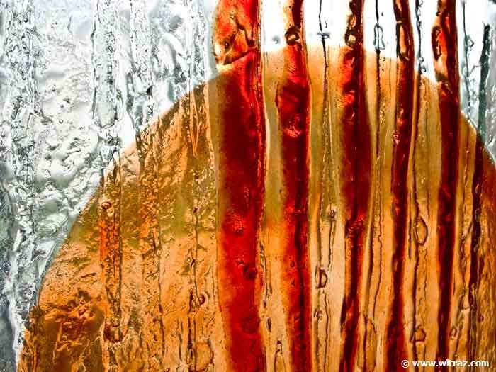 Ścianka ze szkła artystycznego reliefowanego w słonecznej kolorystyce