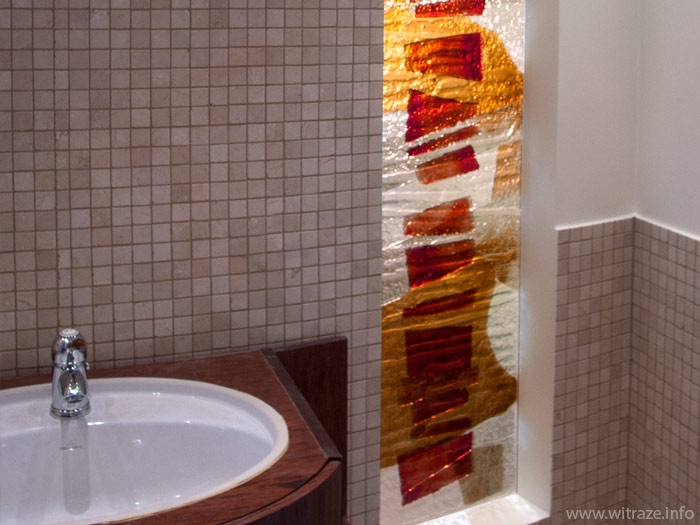 Ściany ze szkła artystycznego oddzielające i doświetlające łazienkę