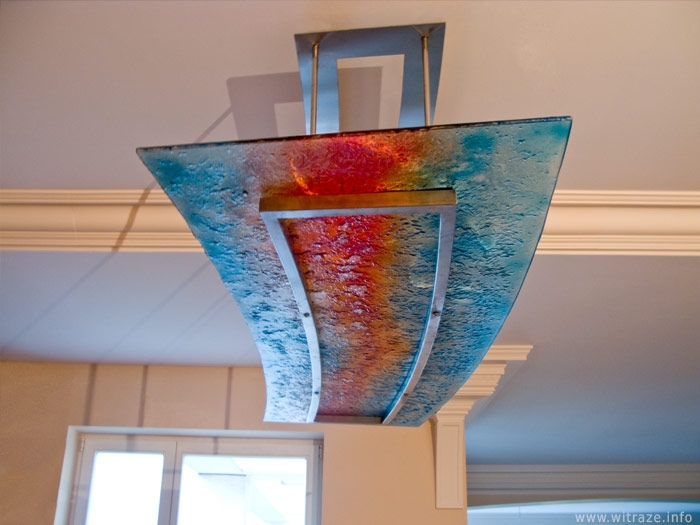 Panel ze szkła artystycznego podwieszony pod sufitem w kuchni